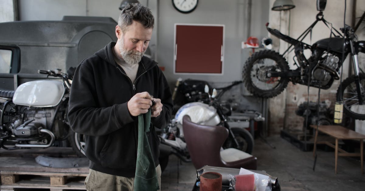 Homme En Veste Noire Tenant Un Textile Vert Andrea Piacquadio